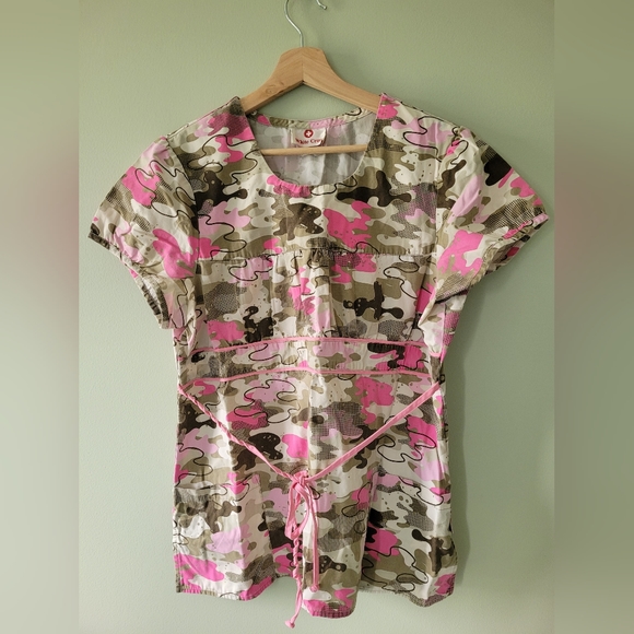 6 Festive Scrub Tops - Picture 5 of 6